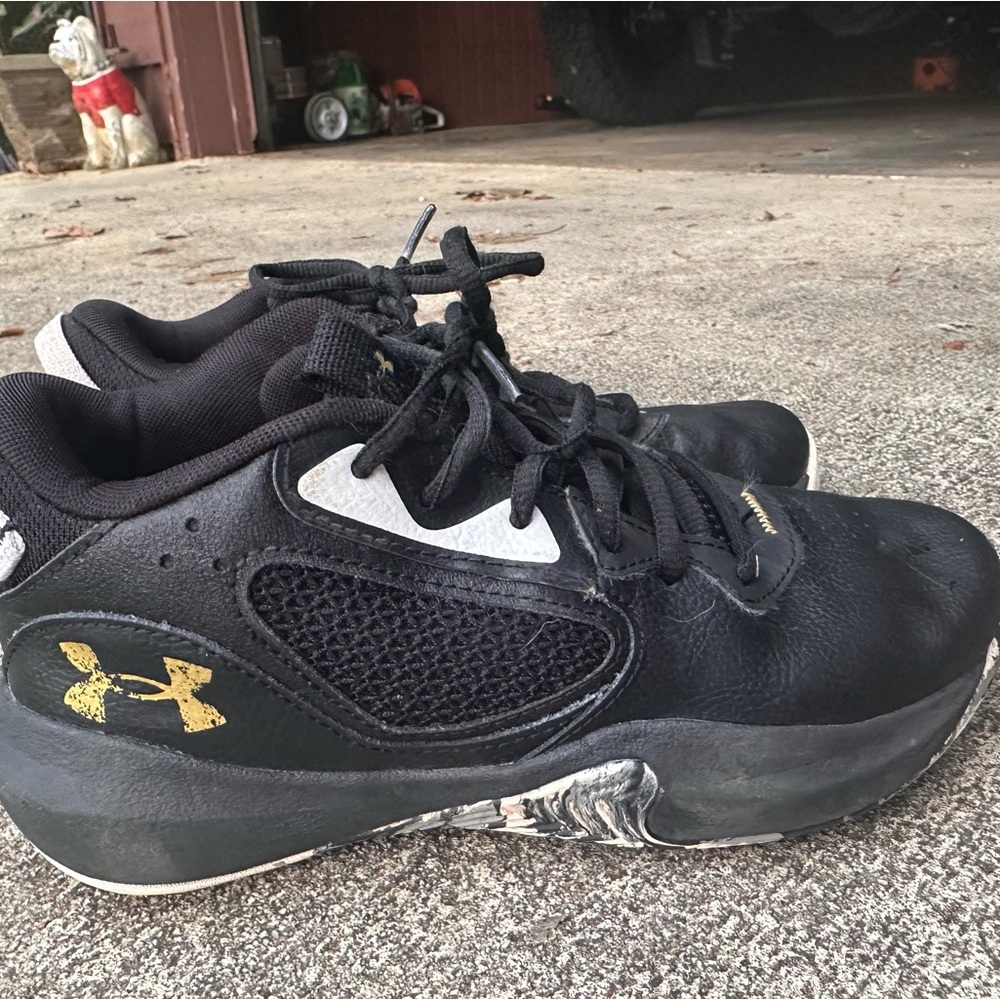 Under Armor Black mid top size 4y